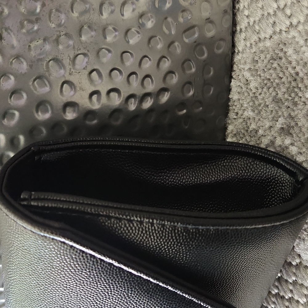 Christian Lacroix Elegant Black Women's Clutch With Gold Chain Straps - Picture 8 of 8